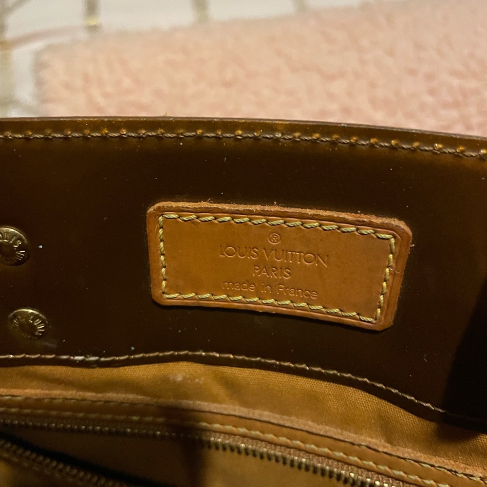 LOUIS VUITTON TOTE.. BRONZE VERNIS DESIGN. GREAT BAG Stored in a dust bag. - Picture 7 of 11